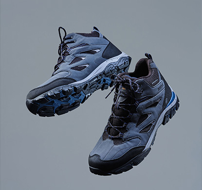 WALKING BOOTS